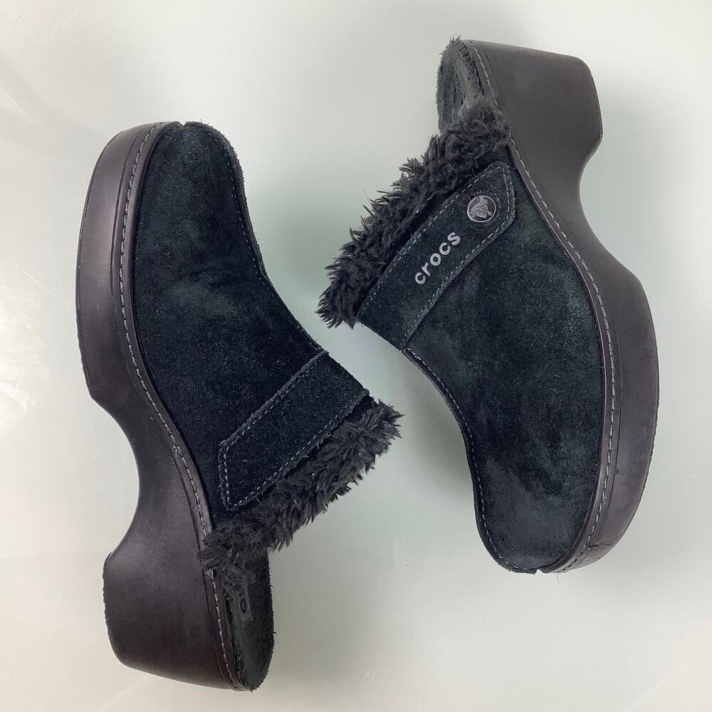 CROCS Black Suede Sherpa lined Clogs Mules women SZ 7 EUC - Picture 9 of 12